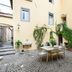 https://corte-paolina-charming-courtyard-inside-lucca.it-tuscanyhotel.com
