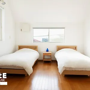 Gloce葉山サンセットハウスmorito L バルコニーから葉山の海と町を一望 小型犬玄関と庭のみアクセス可 葉山町